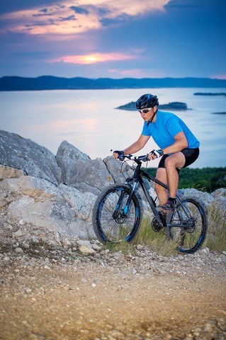 Iles croates au lointain. Biking Hrvatska VTT Croatie Mountainbike (Vidas)
